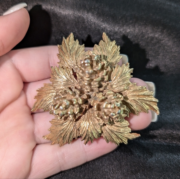 Source Unknown Jewelry - Vintage Gold Christmas Brooch